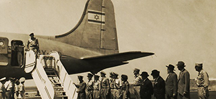 בכירי המדינה מקבלים את ארונו של חוזה המדינה 16 באוגוסט 1949